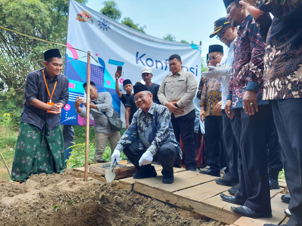 Mendikdasmen Resmikan Pembangunan Jembatan Pembuka Akses bagi Anak-anak di Sampang Menuntut Ilmu