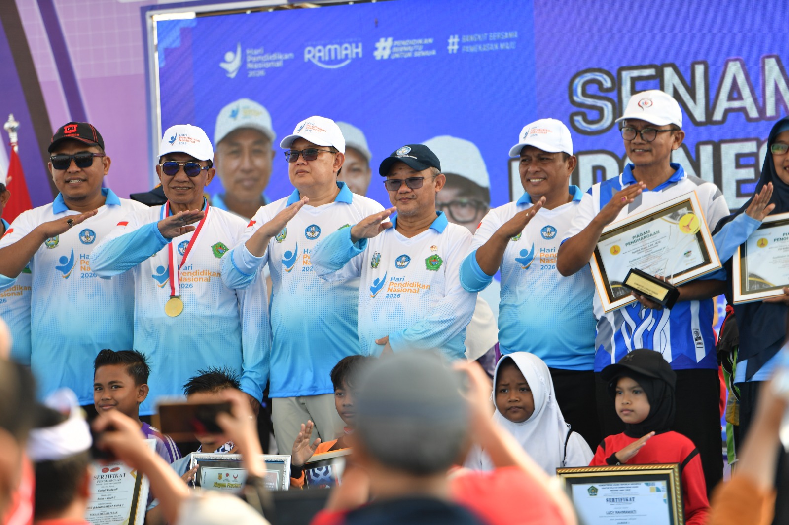 Usai Raih Rekor MURI, Mendikdasmen Ajak Murid Pamekasan Terapkan 7 KAIH dan Ikrar Pelajar Indonesia