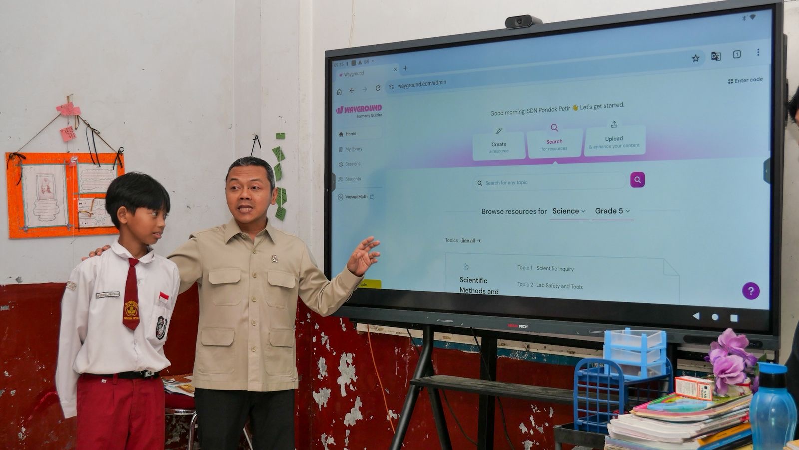Lewat Kolaborasi Bersama, Mitra Pendidikan Bagikan Tas dan Sepatu untuk Menambah Semangat Belajar Anak