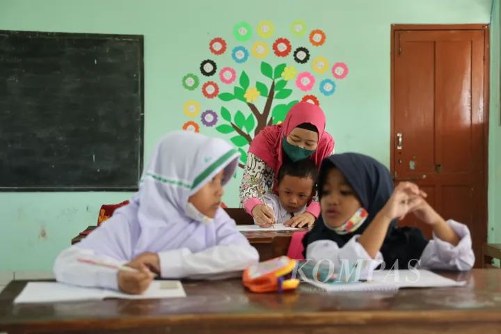 Perkuat Literasi Dasar, Kemendikdasmen Berikan Bantuan untuk Melatih Murid SD Kelas 1-2 Menulis